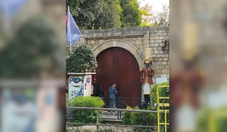 Protestat e dhunshme, edhe Kalaja e Tiranës mbyll dyert
