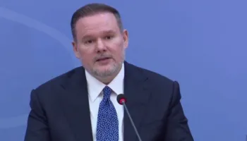 Protestat e dhunshme në Tiranë, ministri Demo bën bilancin dhe paralajmëron: 347 të lënduar, 200 janë policë, 7 efektivë nën hetim! Nëse do ketë dhunë…