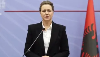 Protestat e dhunshme/ Zv.ministrja e Brendshme thirrje prindërve: Mbani fëmijët larg përplasjeve, të miturit s’duhet të përdoren politikisht