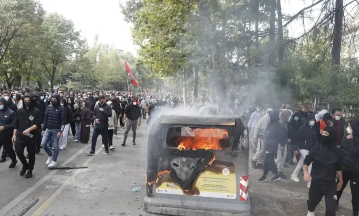 Protestat e tensionuara, Policia apel prindërve: Mbani fëmijët larg përplasjeve gjatë protestave