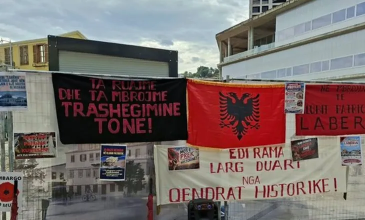 Protestat kundër muzeut hebraik në Vlorë nuk ndalen, qytetarët kërkojnë pezullimin e punimeve dhe paralajmërojnë protestë kombëtare (VIDEO)