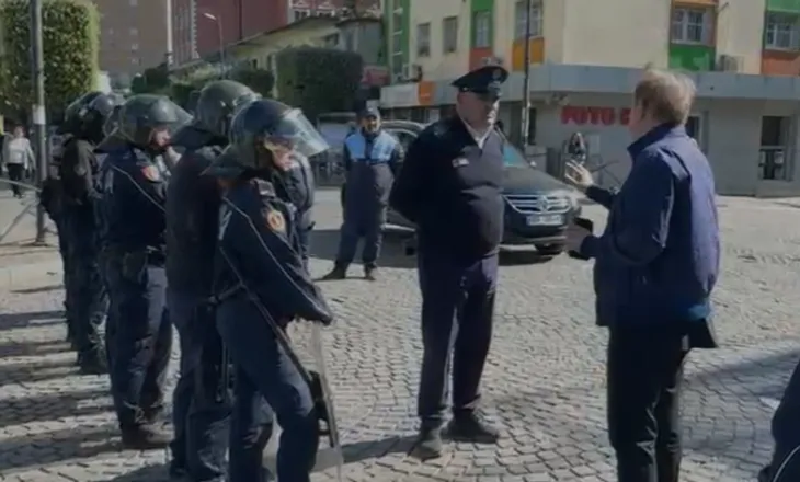 Protestat në Lezhë/ Gjin Gjoni ndërhyn për qetësimin e situatës, takon drejtuesit e policisë