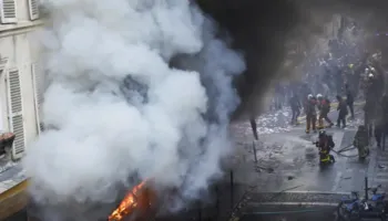 Protestat në Paris/ Një demonstrues humb jetën, arrestohen 855 persona