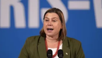 Protestat në Shqipëri, senatorja amerikane Slotkin: Qeveria të mbrojë qytetarët nga dhuna policore