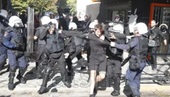 Protestat në Tiranë: 320 të lënduar, 646 të shoqëruar, mes tyre mbi 200 të mitur