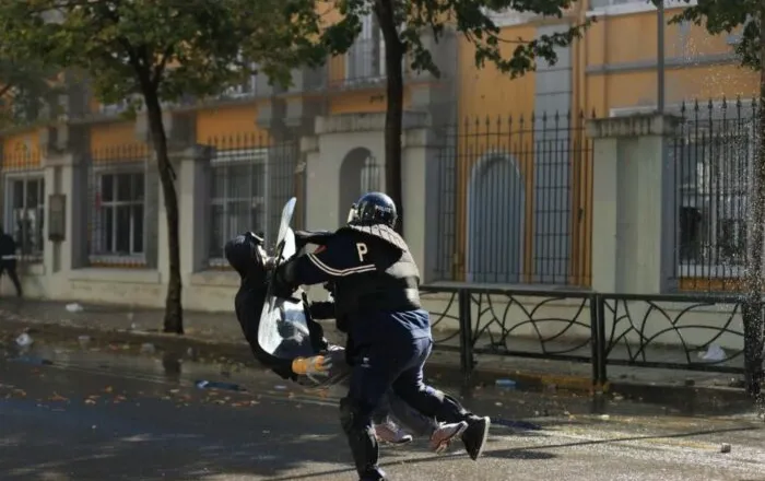 Protestat në Tiranë, 5 të lënduar, mes tyre dy të mitur