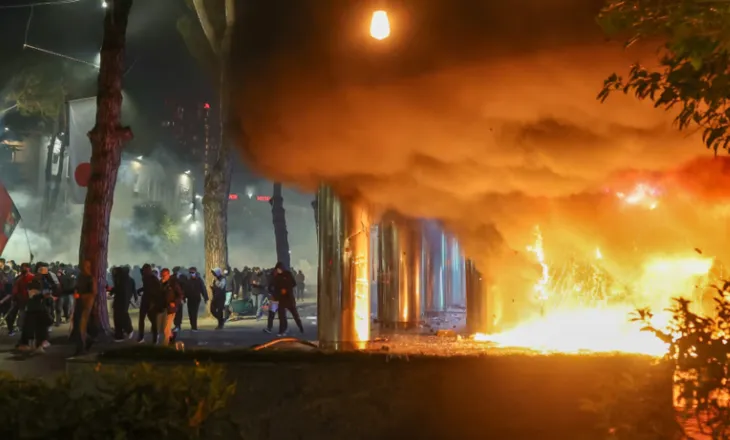 Protestat në Tiranë bëjnë jehonë ndërkombëtare, studentët dhe qytetarët në revoltë