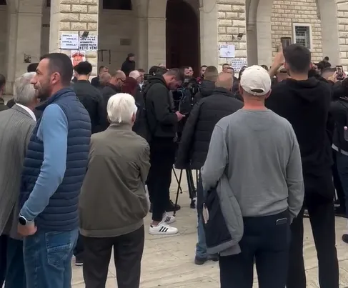 Protestat në Tiranë: Gjykata liron 22 të arrestuar dhe cakton masën “detyrim paraqitjeje”