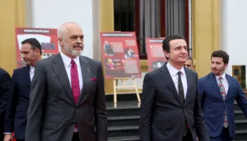Protestat në Tiranë, Kurti: Nuk hedhim gurin e fshehim dorën, Kosova jo rivale e Shqipërisë