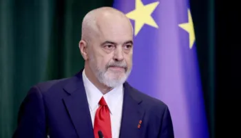 Protestat në Tiranë, Rama ironizon demokratët amerikanë: Nëse nuk mund ta mposhtni Trumpin në SHBA, mos ejani tek ne për t’u hakmarrë