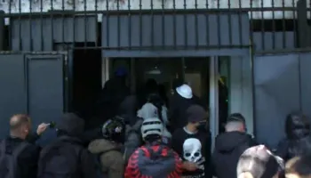 Protestat/ Policia reprezalje pas dëmtimit të Gjykatës së Apelit- Arrestohen 5 persona, në kërkim 15 të tjerë