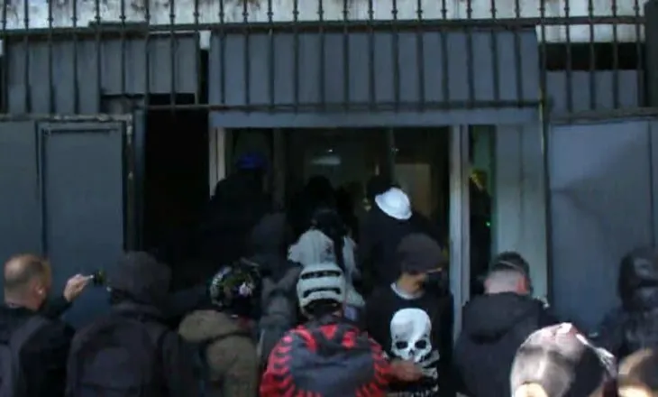 Protestat/ Policia reprezalje pas dëmtimit të Gjykatës së Apelit- Arrestohen 5 persona, në kërkim 15 të tjerë