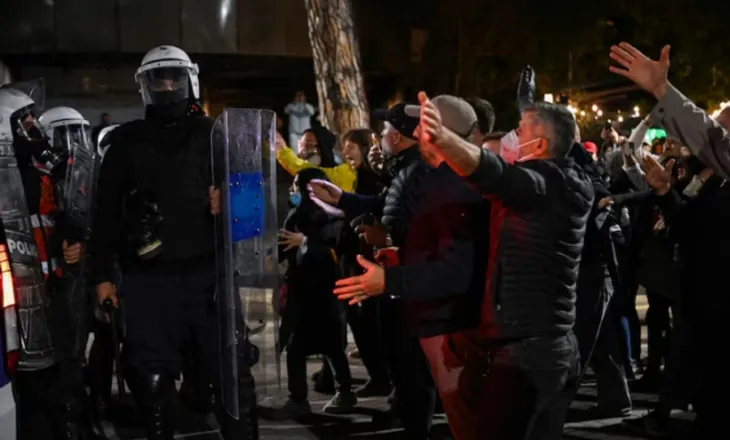 Protestat studentore në Shqipëri/ Gazeta belge: Masat e Ramës ngjallin frikën e rikthimit në komunizëm, të rinjtë vijojnë qëndresën