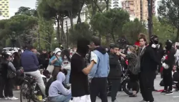 Protestë e paqtë, të rinjtë rigrumbullohen te Kryeministria. S’ka “tym të bardhë” për dialog me Ramën