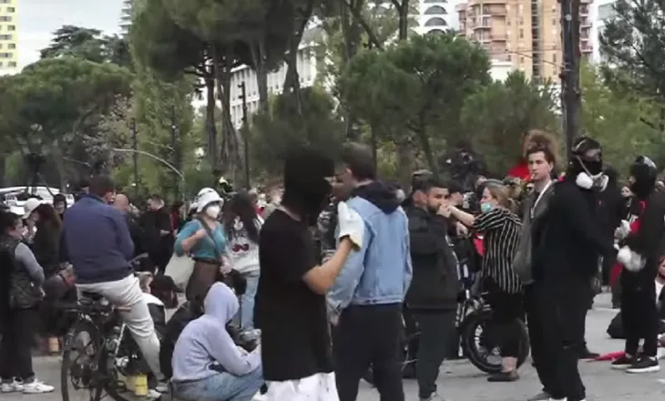 Protestë e paqtë, të rinjtë rigrumbullohen te Kryeministria. S’ka “tym të bardhë” për dialog me Ramën
