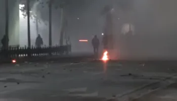 Protestë edhe para Parlamentit, sulmohen me molotovë efektivët e policisë