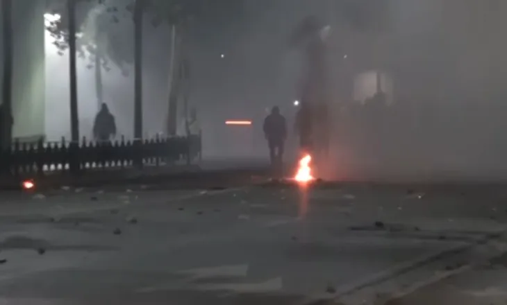 Protestë edhe para Parlamentit, sulmohen me molotovë efektivët e policisë