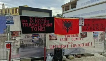 Protestë kundër ndërtimit të Muzeut Hebraik/ Qytetarët e Vlorës kërkojnë ndalimin e punimeve, përplasje me policinë