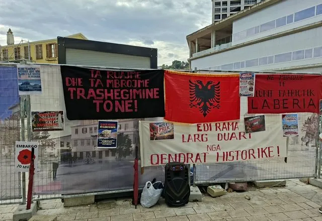 Protestë kundër ndërtimit të Muzeut Hebraik/ Qytetarët e Vlorës kërkojnë ndalimin e punimeve, përplasje me policinë