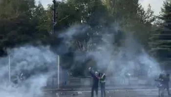 Protestë me tensione para Kryeministrisë, momenti kur një qytetar thërret “Allahu Ekber” përballë efektivëve të policisë