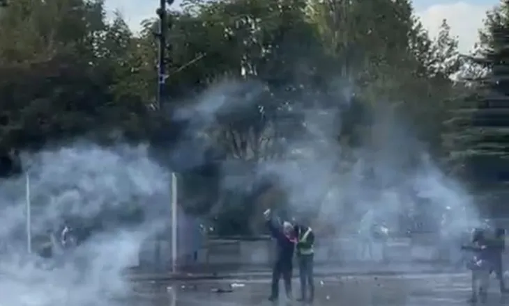 Protestë me tensione para Kryeministrisë, momenti kur një qytetar thërret “Allahu Ekber” përballë efektivëve të policisë