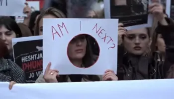 Protestë në Kosovë në mbrojtje të grave, kërkohet llogaridhënie nga institucionet përgjegjëse pas vrasjes në Pejë