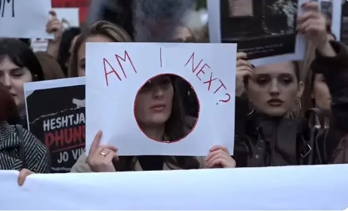 Protestë në Kosovë në mbrojtje të grave, kërkohet llogaridhënie nga institucionet përgjegjëse pas vrasjes në Pejë