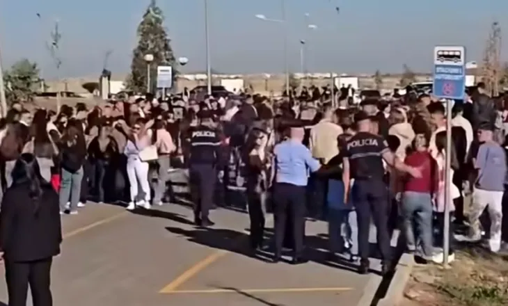Protestë në Universitetin “Aleksandër Moisiu” në Durrës, policia shoqëron studentët para takimit me Ramën