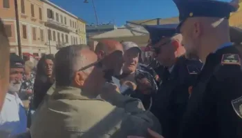 Protestë në Vlorë kundër muzeut hebraik, qytetarët duan të rrëzojnë rrethimin e kantierit