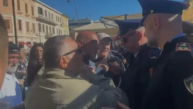 Protestë në Vlorë kundër muzeut hebraik, qytetarët duan të rrëzojnë rrethimin e kantierit