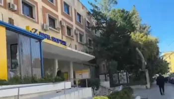Protestë para Bashkisë së Durrësit! Të rinjtë sulmojnë e shkatërrojnë Postën, Policia i ndjek dhe shoqëron shumë prej tyre