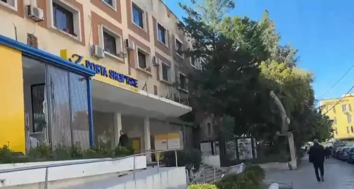 Protestë para Bashkisë së Durrësit! Të rinjtë sulmojnë e shkatërrojnë Postën, Policia i ndjek dhe shoqëron shumë prej tyre