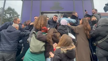 Protestë për vrasjen e Arlinda Zekajt në Prishtinë, qytetarët gjuajnë me vezë drejt zyrës së Kurtit