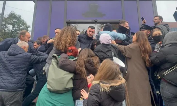 Protestë për vrasjen e Arlinda Zekajt në Prishtinë, qytetarët gjuajnë me vezë drejt zyrës së Kurtit