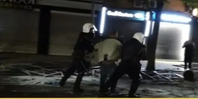 Protestesi me fraktura: Mi bëri FNSH! Nuk na përzënë dot qelbësirat, do mbrojmë Shqipërinë