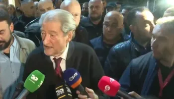 Protestues me maska në selinë blu, Berisha i merr në mbrojtje: PD strehë për çdo të mitur që përndiqet nga policia