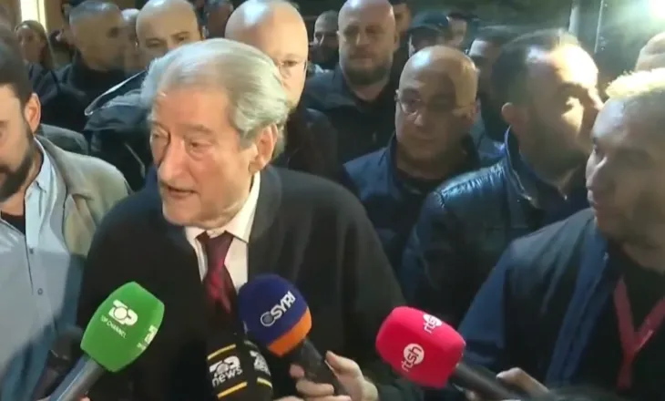 Protestues me maska në selinë blu, Berisha i merr në mbrojtje: PD strehë për çdo të mitur që përndiqet nga policia