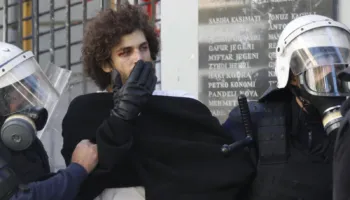 Protestues të larë në gjak dhe skena të tjera të dhunshme/ Skënder Hita merr vendimin e fortë për policët