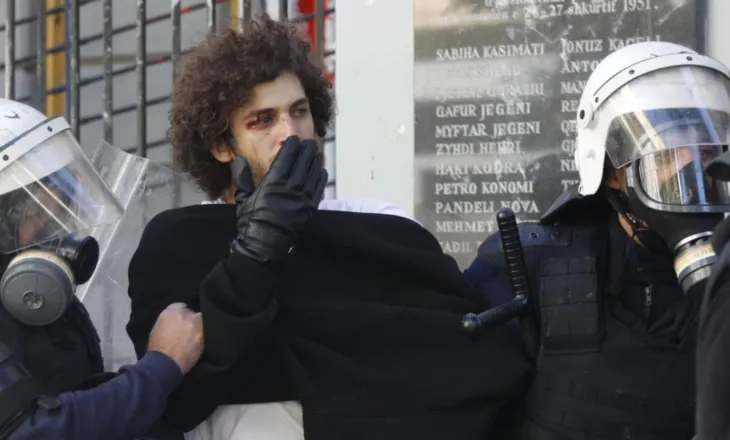 Protestues të larë në gjak dhe skena të tjera të dhunshme/ Skënder Hita merr vendimin e fortë për policët
