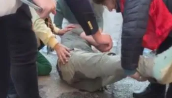 Protestuesi bie pa ndjenja pas gazit lotsjellës, kërkohet ambulanca