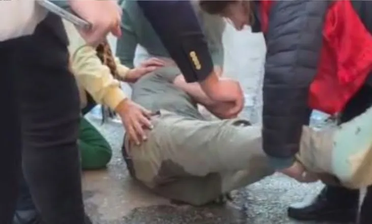 Protestuesi bie pa ndjenja pas gazit lotsjellës, kërkohet ambulanca