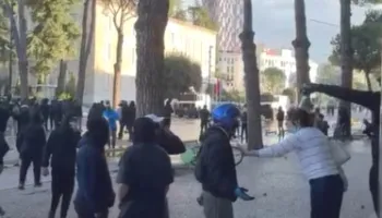 Protestuesi i hedh ujë, gruaja i kthehet: Nuk ia keni dalë në shkollë prandaj vini këtu…!