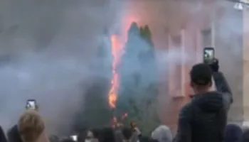 Protestuesi i vënë flakën pemëve tek kryeministria, policia sulmon me gaz
