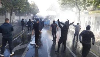 Protestuesi ngre alarmin: Agjentë të huaj po planifikojnë vrasje në shesh