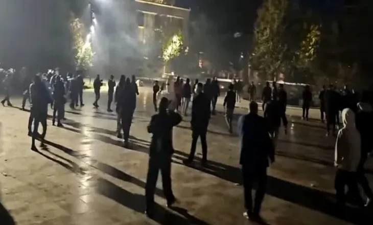 Protestuesi qëllohet me plumb gome në bark, i nënshtrohet operacionit te Trauma
