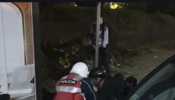 Protestuesi u godit me shkop gome dhe ra në tokë, merret nga ambulanca