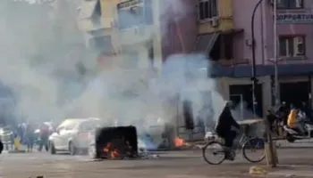 Protestuesit bllokojnë kryqëzimin e 21 Dhjetorit, digjen koshat në mes të rrugës