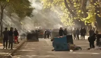 Protestuesit bllokojnë “Myslym Shyrin”, u vënë flakën kazanëve të mbeturinave