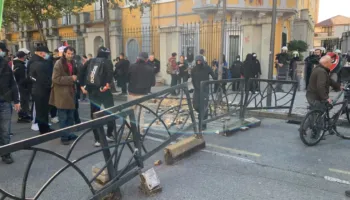 Protestuesit bllokojnë Policinë me kangjella