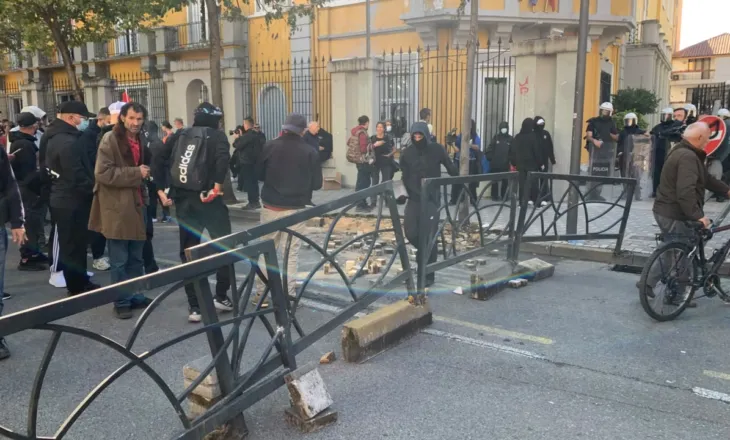 Protestuesit bllokojnë Policinë me kangjella